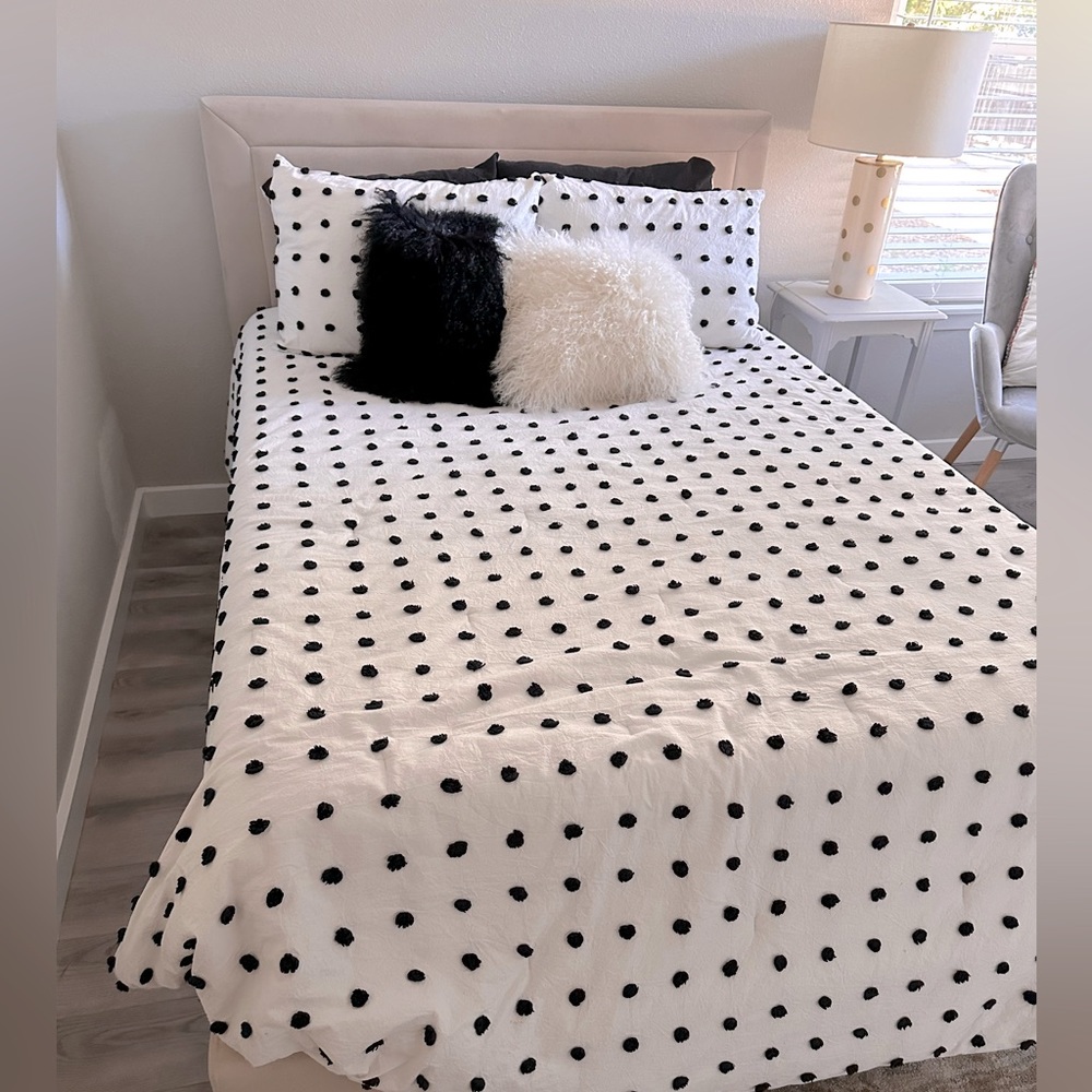 Anthropologie Queen size Tufted Makers Pom Pom Comforter